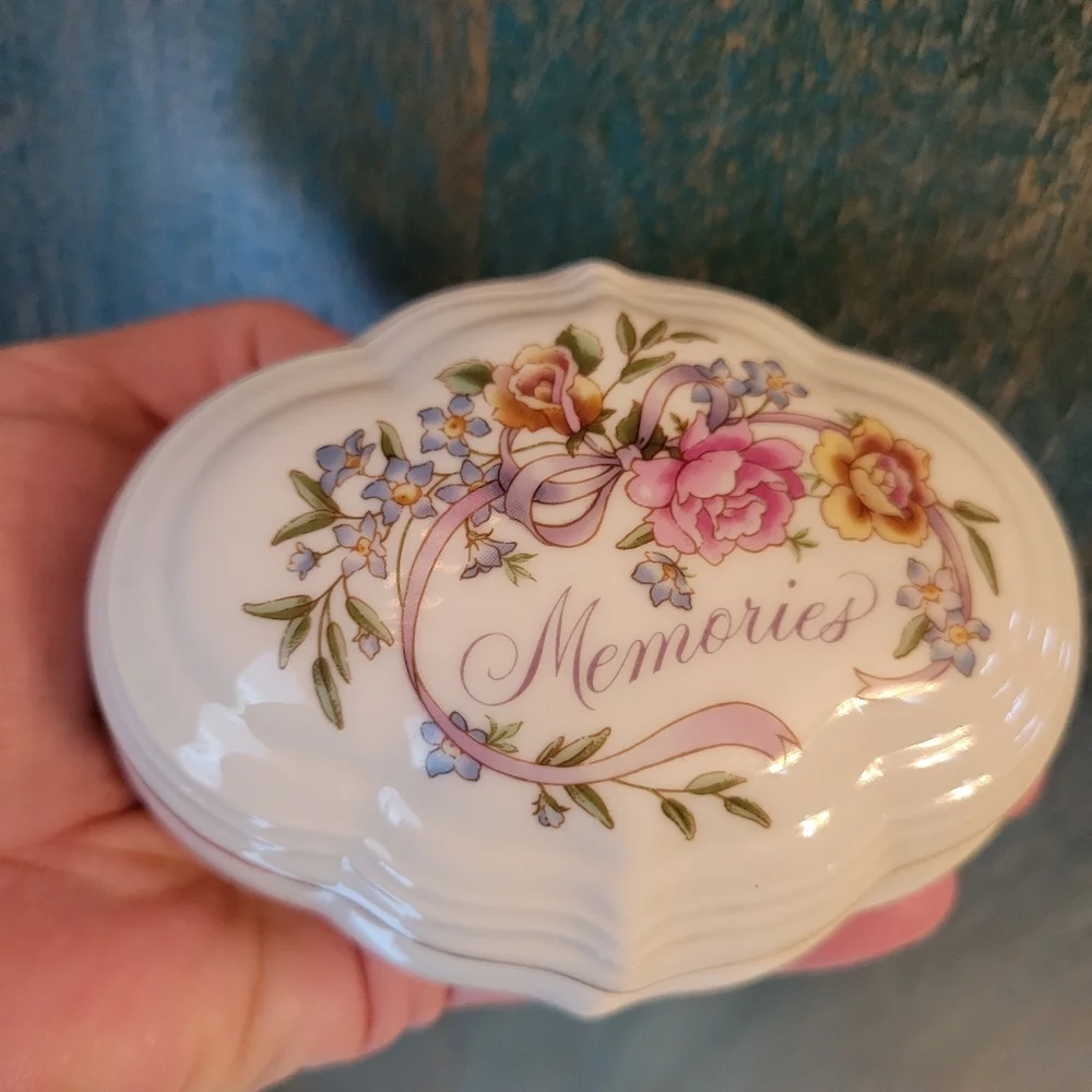 1983 Avon Memories Trinket Box w/ 